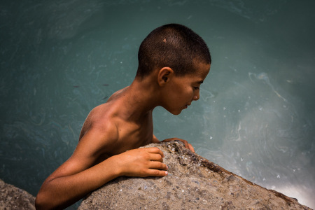 Niño en el puerto - El Frente - Premio Fotopres Fundación la C