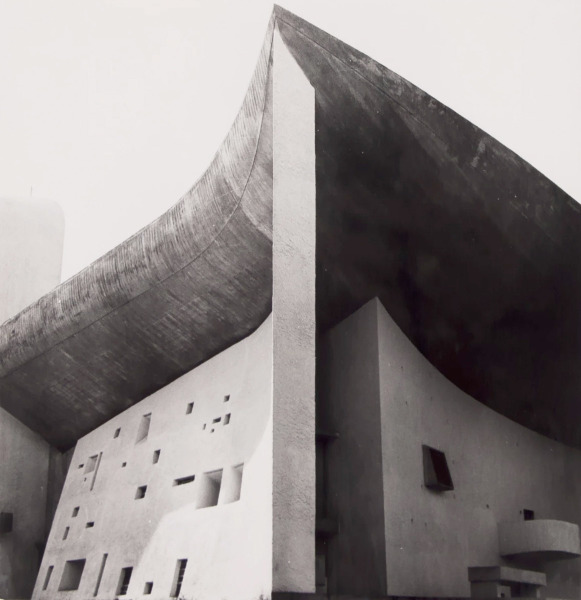 Ronchamp, Le Corbusier. Fotñografo: Lucien Hervé.jpg