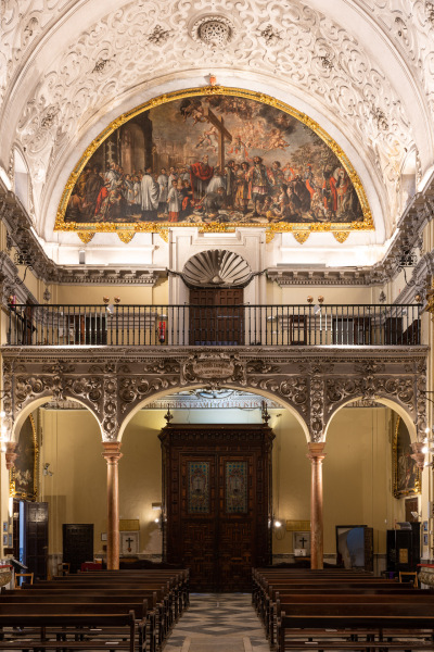 The Baroque-style church of the Hospital de la Santa Caridad (Capilla de San Jorge) was promoted by Miguel Mañara in Seville, Spain and completed in 1670.The interior decoration of the church was programmed by Miguel Mañara and artists such as Murillo, Valdés Leal, Pedro Roldán and Bernardo Simón de Pineda took part in it. Here we see the entrance and the choir of the church and above them, The Triumph of the Holy Cross, by Valdés Leal (1684-1685), oil on canvas.
