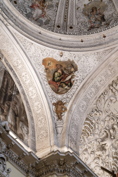 The entire upper part of the church is covered with tempera paintings made by Valdés Leal between 1678 and 1682, as the four pendentives with the four Evangelists.Baroque-style church of Hospital de la Santa Caridad (Capilla de San Jorge) was promoted by Miguel de Mañara in Seville, Spain and completed in 1670.