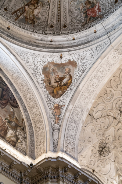 The entire upper part of the church is covered with tempera paintings made by Valdés Leal between 1678 and 1682, as the four pendentives with the four Evangelists.Baroque-style church of Hospital de la Santa Caridad (Capilla de San Jorge) was promoted by Miguel de Mañara in Seville, Spain and completed in 1670.