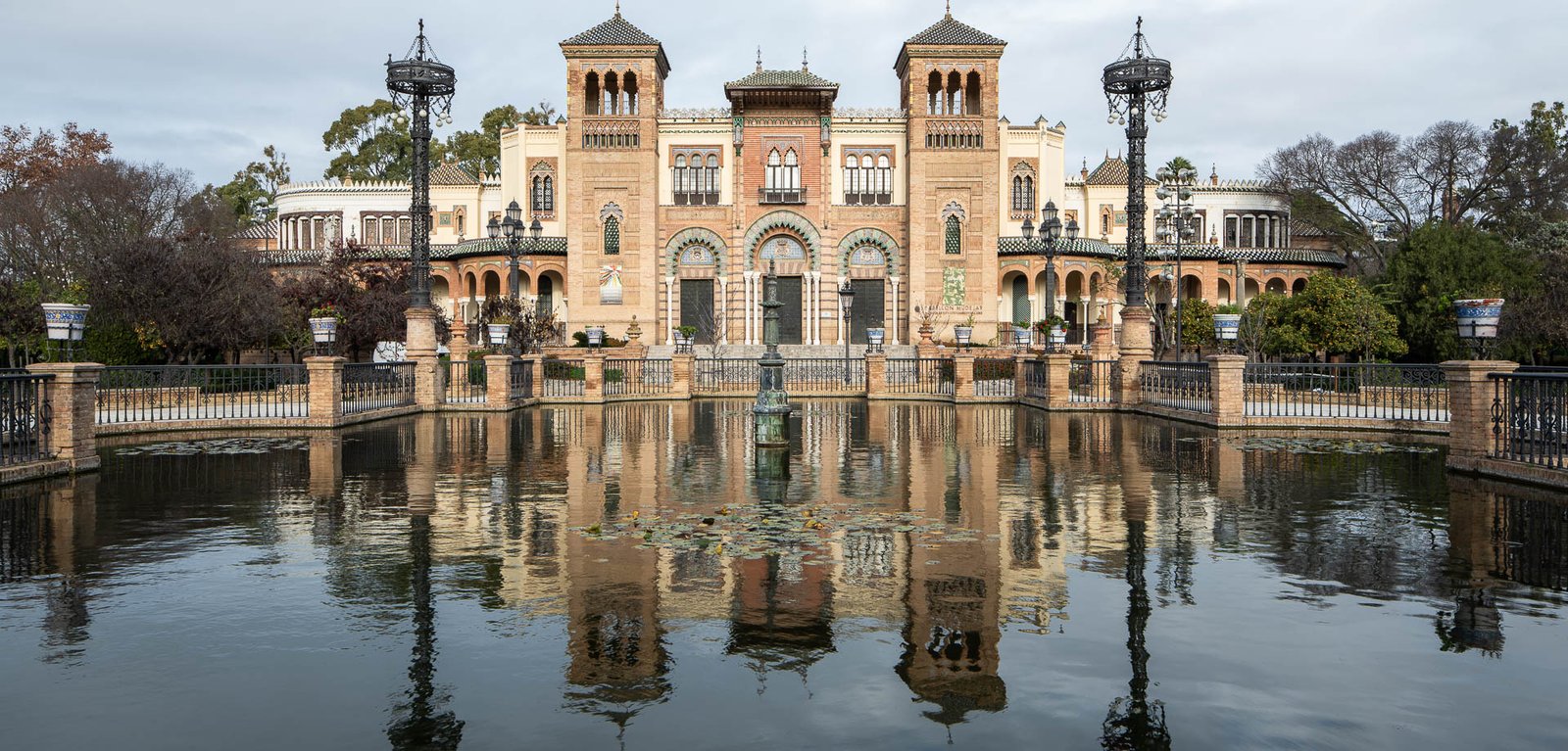 Museo de Artes y Costumbre Populares Sevilla (Pabellón Mudejar) - Anibal González | Manolo Espaliú - Fotografía de Arquitectura